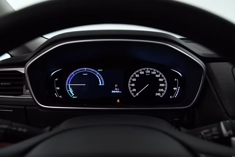 Vì chỉ là phiên bản nâng cấp giữa vòng đời nên mẫu MPV này không thay đổi về kích thước. Xe vẫn sở hữu chiều dài 4.951 mm, chiều rộng 1.842 mm, chiều cao 1.711 mm và chiều dài cơ sở 2.900 mm.