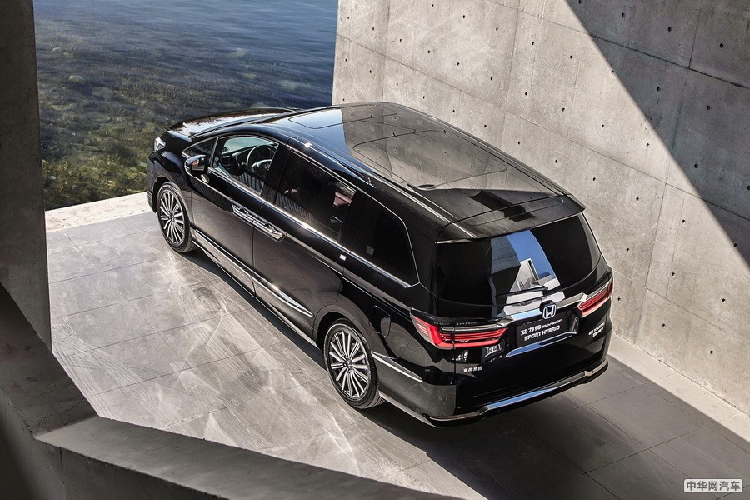 Hệ truyền động này tạo ra công suất tối đa 215 mã lực và kết hợp với hộp số biến thiên vô cấp CVT. Khi mua xe, khách hàng Trung Quốc có thể chọn 1 trong 4 phiên bản. Giá xe Honda Elysion 2022 dao động từ 279.800 - 331.800 Nhân dân tệ (khoảng 979 triệu đến 1,16 tỷ đồng).