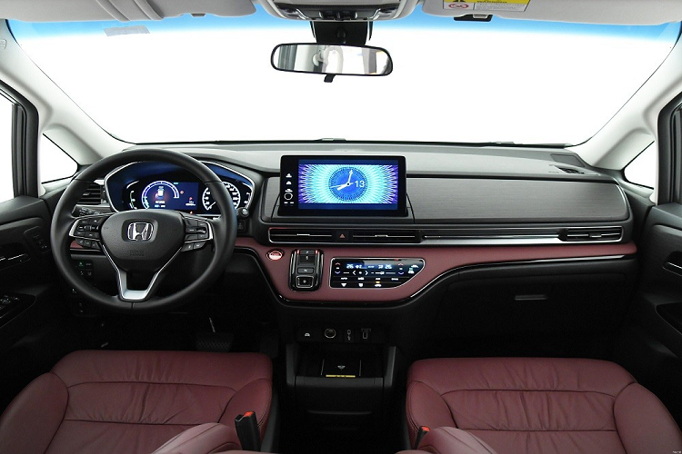 Đặc biệt, Honda Elysion 2022 cũng có công nghệ đóng, mở cửa bằng cử động vuốt của bàn tay. Nhờ đó, người dùng có thể đóng, mở cửa xe mà không cần bấm nút hay kéo tay nắm cửa. Trên cửa có dải đèn màu xanh, sẽ sáng lên khi người lái đến gần xe. Người dùng chỉ cần vuốt tay gần dải đèn này là cửa sẽ mở ra.