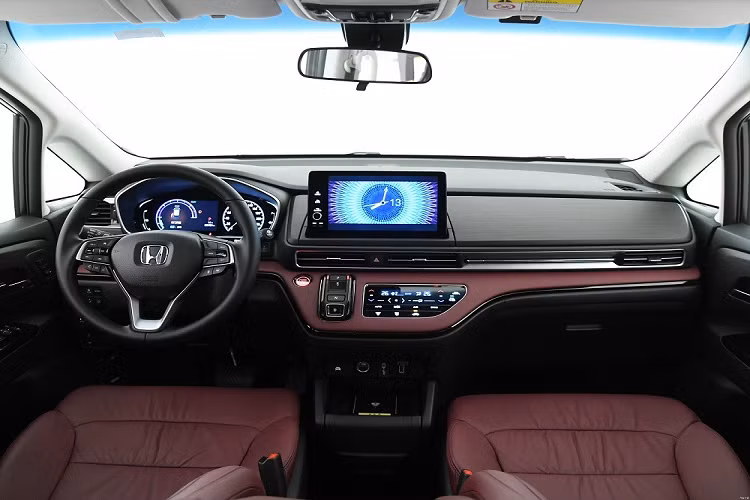 Đặc biệt, Honda Elysion 2022 cũng có công nghệ đóng, mở cửa bằng cử động vuốt của bàn tay. Nhờ đó, người dùng có thể đóng, mở cửa xe mà không cần bấm nút hay kéo tay nắm cửa. Trên cửa có dải đèn màu xanh, sẽ sáng lên khi người lái đến gần xe. Người dùng chỉ cần vuốt tay gần dải đèn này là cửa sẽ mở ra.