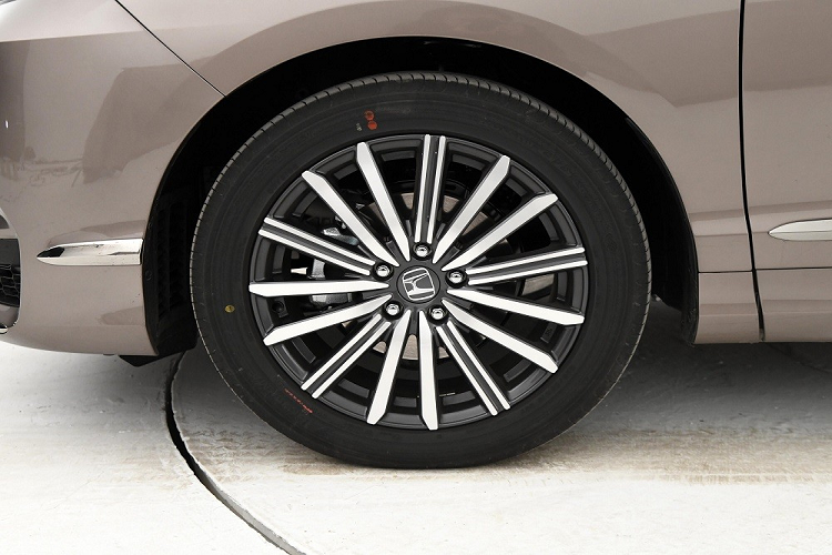 Theo đó, Honda Elysion 2022 được trang bị lưới tản nhiệt hình lục giác cỡ lớn, kéo dài xuống cản trước. Bên trong lưới tản nhiệt này có tổng cộng 7 nan nằm ngang, trang trí bằng những chi tiết mạ crôm. Trên đỉnh lưới tản nhiệt là nẹp mạ crôm ăn sâu vào cụm đèn pha ở hai bên