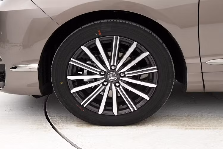 Theo đó, Honda Elysion 2022 được trang bị lưới tản nhiệt hình lục giác cỡ lớn, kéo dài xuống cản trước. Bên trong lưới tản nhiệt này có tổng cộng 7 nan nằm ngang, trang trí bằng những chi tiết mạ crôm. Trên đỉnh lưới tản nhiệt là nẹp mạ crôm ăn sâu vào cụm đèn pha ở hai bên