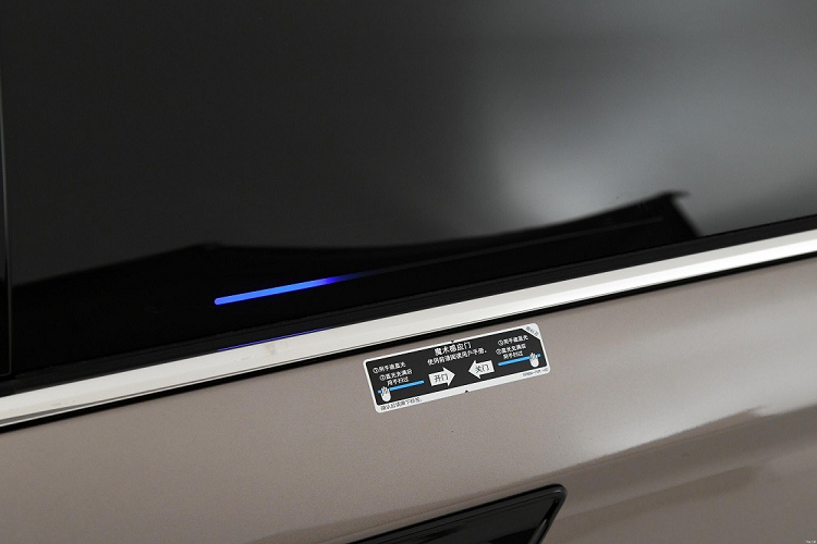 Đèn pha của Honda Elysion 2022 dùng bóng LED và có thiết kế thanh mảnh, được bao quanh bằng dải đèn LED định vị ban ngày 2 tầng. Tiếp đến là đèn sương mù nằm ngang, đặt trong hốc khá rộng ở hai góc cản trước. Nằm giữa 2 đèn sương mù là hốc gió trung tâm khá hẹp vì lưới tản nhiệt chiếm khá nhiều diện tích của đầu xe.