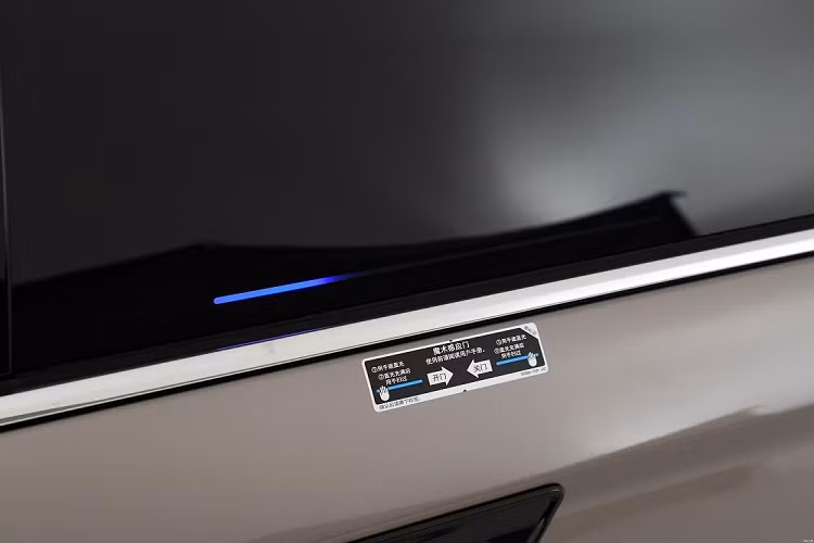 Đèn pha của Honda Elysion 2022 dùng bóng LED và có thiết kế thanh mảnh, được bao quanh bằng dải đèn LED định vị ban ngày 2 tầng. Tiếp đến là đèn sương mù nằm ngang, đặt trong hốc khá rộng ở hai góc cản trước. Nằm giữa 2 đèn sương mù là hốc gió trung tâm khá hẹp vì lưới tản nhiệt chiếm khá nhiều diện tích của đầu xe.