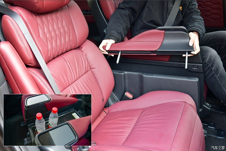 Không chỉ tiện nghi và rộng rãi, nội thất của mẫu MPV này còn khá linh hoạt. Bước sang phiên bản 2022, Honda Elysion đã bị loại bỏ bệ tì tay trung tâm ở hàng ghế trước. Thay vào đó là bệ tì tay khá lớn ở mặt cửa bên cạnh ghế lái và hộc chứa đồ mới bên ghế phụ lái, tích hợp cổng sạc USB.