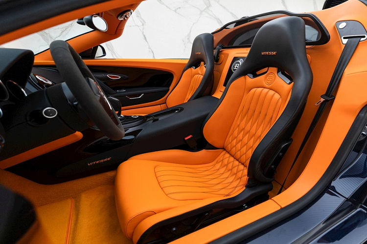 Đi kèm là các bộ phận làm bằng sợi carbon truyền thống như mui xe, trụ A, nắp động cơ và cánh gió sau.