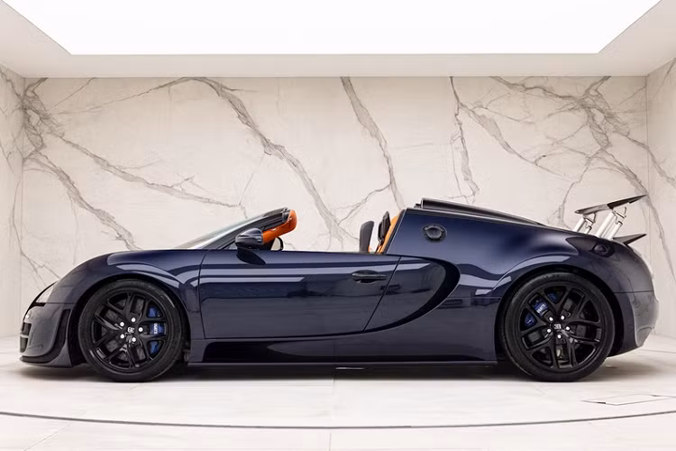 Di chuyển vào bên trong, chiếc Bugatti Veyron Grand Sport Vitesse này có khoang cabin 2 tông màu, gồm màu da cam và đen sáng, kết hợp với nhiều chi tiết ốp sợi carbon tối màu độc đáo giúp tăng tính thẩm mỹ cho xe.