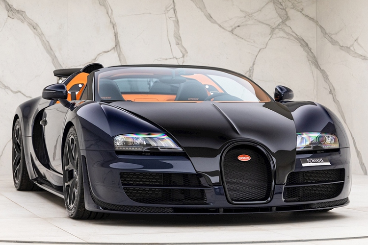 Tuy nhiên, chúng ta có thể tham khảo giá xe Bugatti Veyron Grand Sport Vitesse trước đây, tất cả đều rơi vào khoảng 40 - 50 tỷ đồng (giá ở thị trường nước ngoài).