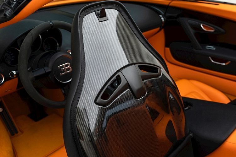 Cung cấp sức mạnh cho Bugatti Veyron Grand Sport Vitesse là khối động cơ Quad-Turbo W16 8.0L, sản sinh công suất lên đến 1.184 mã lực và mô-men xoắn 1.500 Nm, ghép nối với hộp số ly hợp kép bảy cấp và hệ dẫn động 4 bánh.