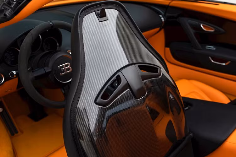 Cung cấp sức mạnh cho Bugatti Veyron Grand Sport Vitesse là khối động cơ Quad-Turbo W16 8.0L, sản sinh công suất lên đến 1.184 mã lực và mô-men xoắn 1.500 Nm, ghép nối với hộp số ly hợp kép bảy cấp và hệ dẫn động 4 bánh.