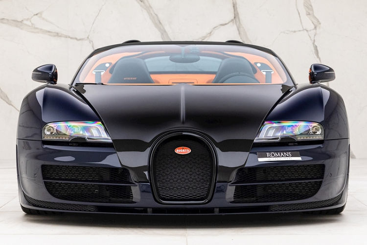 Đối với chiếc Bugatti Veyron Grand Sport Vitesse mui trần trong bài, xe có phần lớn các tấm ốp thân xe được hoàn thiện bằng sợi carbon màu xanh đậm, giúp vẻ ngoài của xe trông rất mới dù xe đã xuất xưởng từ năm 2015.