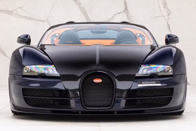 Đối với chiếc Bugatti Veyron Grand Sport Vitesse mui trần trong bài, xe có phần lớn các tấm ốp thân xe được hoàn thiện bằng sợi carbon màu xanh đậm, giúp vẻ ngoài của xe trông rất mới dù xe đã xuất xưởng từ năm 2015.
