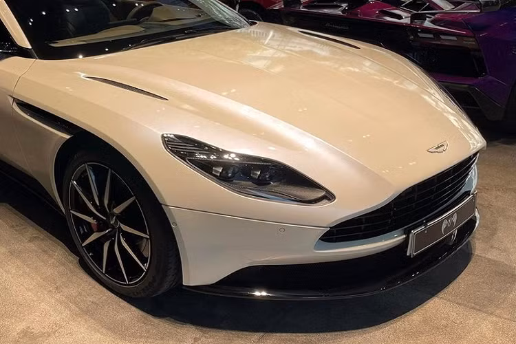 Hiện số lượng xe thể thao hạng sang Aston Martin DB11 V8 tại Việt Nam khoảng 7 chiếc và đa phần đều được nhập khẩu chính hãng. Tất cả số xe này đều có màu sắc không giống nhau nên chiếc xe Aston Martin DB11 V8 mới lên thị trường xe đã qua sử dụng được xem là hàng độc vì sở hữu màu trắng Morning Frost.