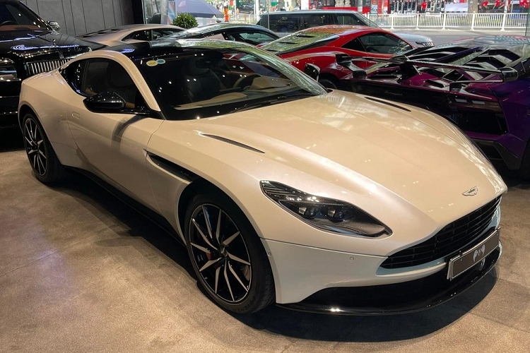 Giới mê xe khá tò mò lúc được đại gia Sài thành bán đi, chiếc xe thể thao hạng sang Aston Martin DB11 V8 này đã lăn bánh được quãng đường bao nhiêu km, nhưng theo người bán tiết lộ, đây là chiếc xe lướt hiếm hoi có tình trạng mới 99,99%. Mức giá xe Aston Martin DB11 V8 tại thời điểm mới về Việt Nam khoảng hơn 15 tỷ đồng.