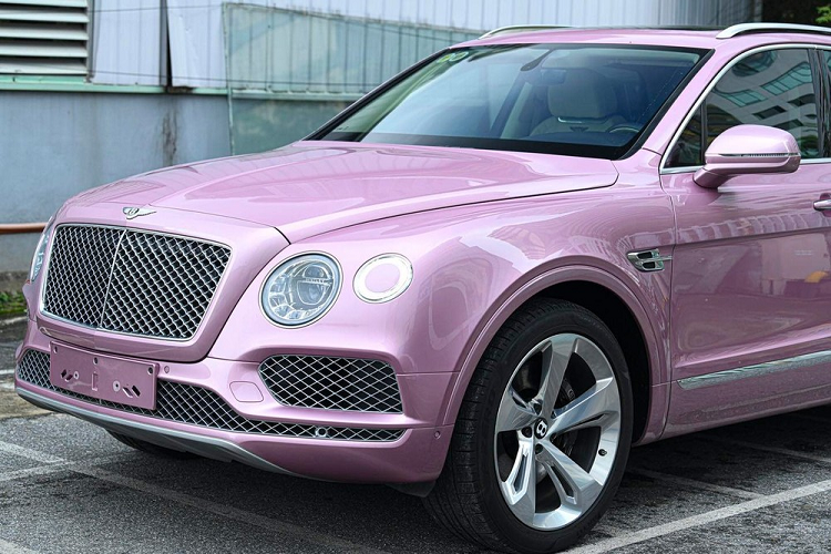 Sau 3 năm ra biển số, hiện giá xe Bentley Bentayga Passion Pink đang được chào bán với mức 8 tỷ đồng. So với giá xe Bentley Bentayga cùng đời, chiếc xe này được chào bán khá ổn trong tầm giá, có thể vì người bán tin rằng cả Việt Nam chỉ có 1 xe Bentley Bentayga màu Passion Pink nên để mức giá bán 8 tỷ đồng không có gì quá bất hợp lý. 