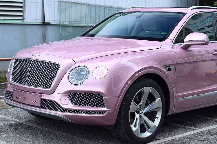 Sau 3 năm ra biển số, hiện giá xe Bentley Bentayga Passion Pink đang được chào bán với mức 8 tỷ đồng. So với giá xe Bentley Bentayga cùng đời, chiếc xe này được chào bán khá ổn trong tầm giá, có thể vì người bán tin rằng cả Việt Nam chỉ có 1 xe Bentley Bentayga màu Passion Pink nên để mức giá bán 8 tỷ đồng không có gì quá bất hợp lý. 