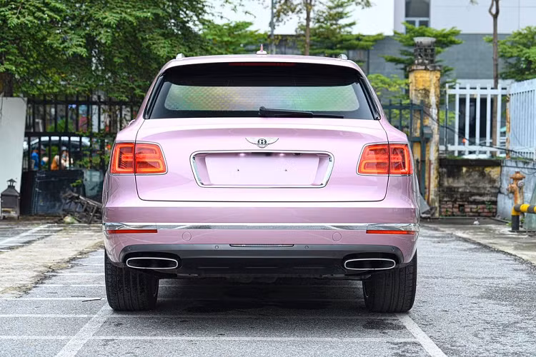 Hiện số lượng xe Bentley Bentayga tại Việt Nam đã trên 65 chiếc nhưng chỉ đúng độc nhất một xe mang trên mình màu sơn Passion Pink, hay còn được gọi hồng nữ tính, bộ áo rất kén khách nhưng vẫn có 1 đại gia ở trong nước chọn mua. Chiếc SUV siêu sang Bentley Bentayga W12 màu hồng có 1 không 2 tại Việt Nam được cho là xe đời 2017 và đăng ký lần đầu là năm 2019 tại thị trường trong nước.