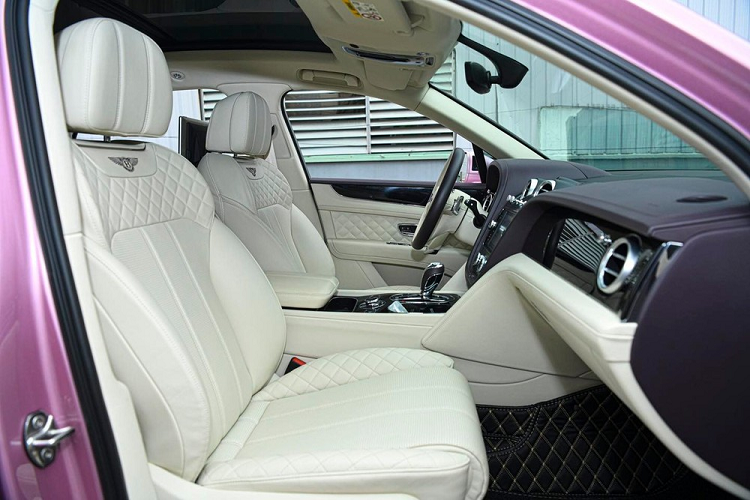 Ngoài việc ra mắt bản tiêu chuẩn, hãng còn sản xuất tổng cộng 608 chiếc First Edition, trong đó 75 chiếc đã được phân bổ để bán tại thị trường Mỹ và số còn lại chia cho các thị trường khác.