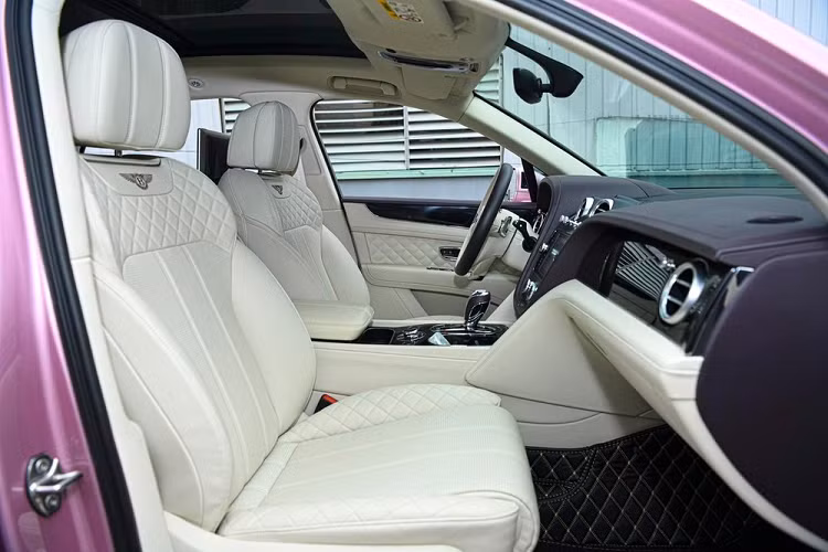 Ngoài việc ra mắt bản tiêu chuẩn, hãng còn sản xuất tổng cộng 608 chiếc First Edition, trong đó 75 chiếc đã được phân bổ để bán tại thị trường Mỹ và số còn lại chia cho các thị trường khác.