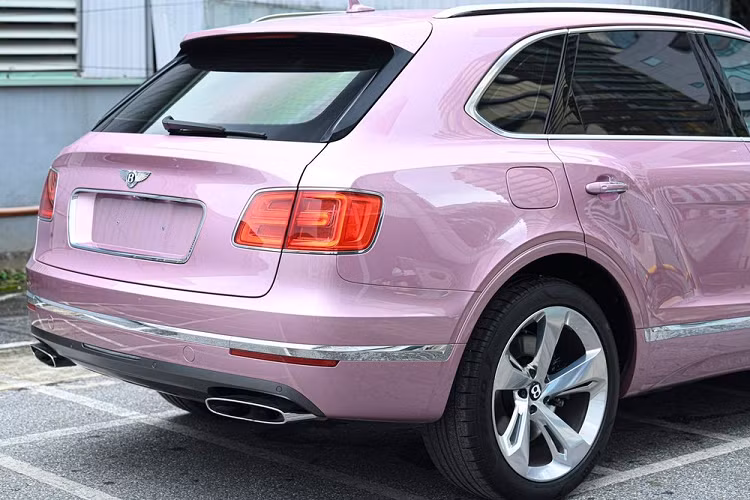 Lúc mới về nước vào năm 2018, những chiếc xe SUV siêu sang Bentley Bentayga W12 như chiếc trong bài có giá lăn bánh trên 25 tỷ đồng. Bên cạnh màu sơn hồng Passion, ngoại thất chiếc xe Bentley Bentayga W12 đang rao bán 8 tỷ đồng còn có nhiều chi tiết mạ crôm, hay bộ mâm 5 chấu đơn cỡ lớn của xe được đánh bóng.