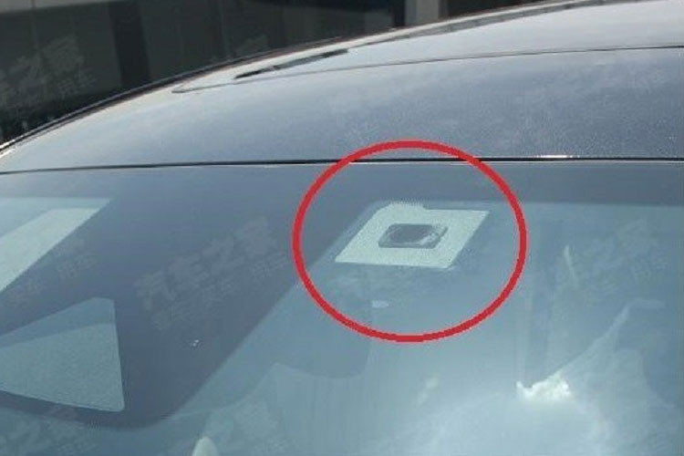 Mẫu sedan thuần điện này còn có cụm đèn pha LED mượt mà và dải đèn LED định vị ban ngày nằm vắt ngang trên đầu xe. Vì là ôtô điện nên Toyota bZ3 không có lưới tản nhiệt mà chỉ đi kèm hốc gió trung tâm khá rộng trên cản trước.