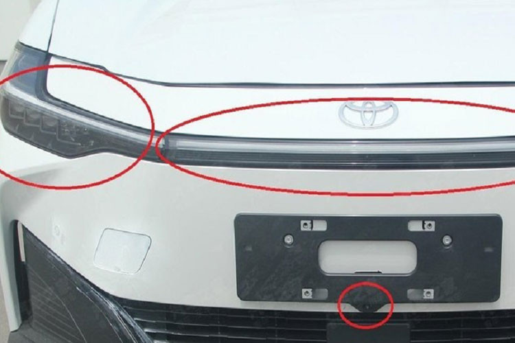 Toyota bZ3 cũng được trang bị vành la-zăng có thiết kế khí động lực học và tay nắm cửa nằm chìm vào thân xe nhằm giảm hệ số lực cản không khí. Để không ảnh hưởng đến phạm vi di chuyển, thiết kế khí động lực học vốn rất quan trọng với ôtô điện. Vành la-zăng của mẫu xe này sẽ có đường kính dao động từ 16 - 18 inch.