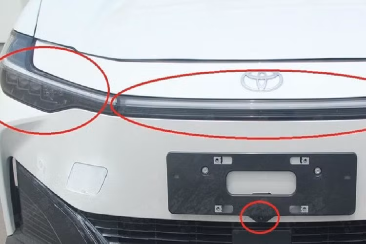 Toyota bZ3 cũng được trang bị vành la-zăng có thiết kế khí động lực học và tay nắm cửa nằm chìm vào thân xe nhằm giảm hệ số lực cản không khí. Để không ảnh hưởng đến phạm vi di chuyển, thiết kế khí động lực học vốn rất quan trọng với ôtô điện. Vành la-zăng của mẫu xe này sẽ có đường kính dao động từ 16 - 18 inch.