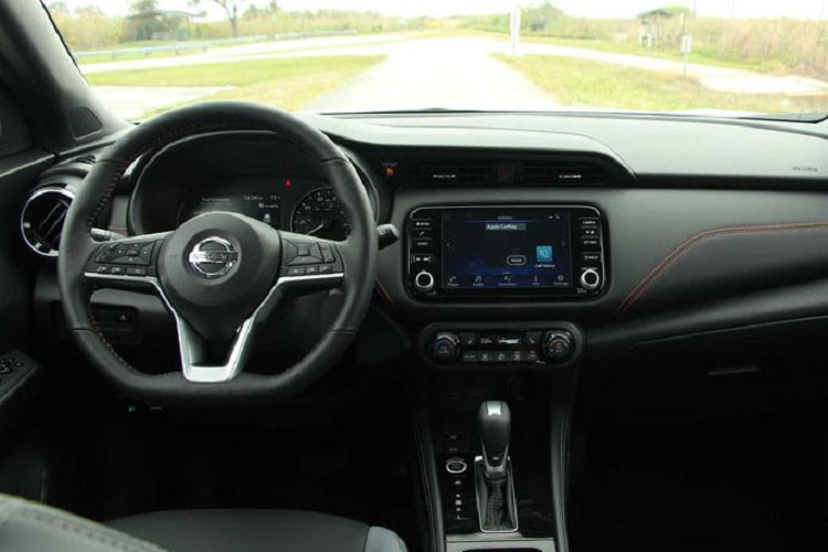 Nhìn chung, diện mạo của Kicks mới trông thể thao và hiện đại hơn đáng kể. Các thay đổi đáng chú ý hơn nằm ở bên trong, xe sở hữu màn hình thông tin giải trí 7.0 inch theo tiêu chuẩn và tùy chọn 8.0 inch cho bản SV, SR. Cả hai màn hình này đều hỗ trợ Apple CarPlay và Android Auto.