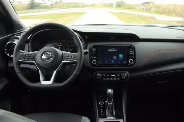 Nhìn chung, diện mạo của Kicks mới trông thể thao và hiện đại hơn đáng kể. Các thay đổi đáng chú ý hơn nằm ở bên trong, xe sở hữu màn hình thông tin giải trí 7.0 inch theo tiêu chuẩn và tùy chọn 8.0 inch cho bản SV, SR. Cả hai màn hình này đều hỗ trợ Apple CarPlay và Android Auto.