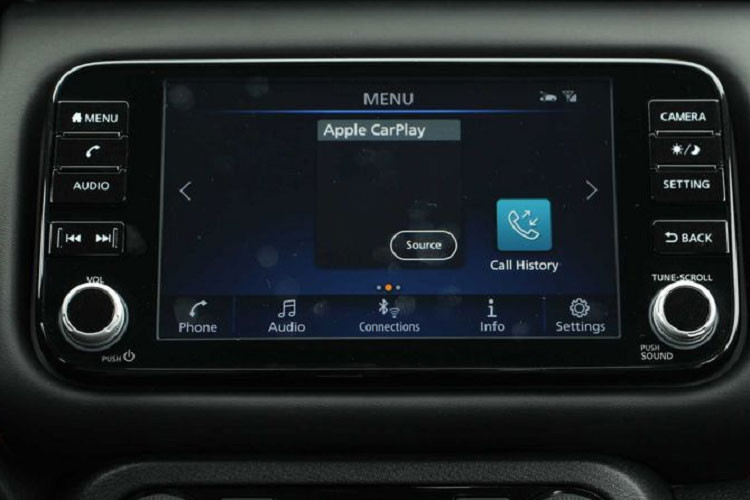 Ngoài ra, Nissan Kicks 2022 còn có ba cổng USB tiện lợi, cổng USB-C trên bản SV/SR, và bộ công nghệ an toàn Nissan Safety Shield 360, bao gồm tính năng phanh tự động phía sau.