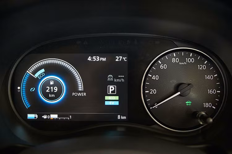 Về an toàn, Nissan Kicks 2022 có một số tính năng đáng chú ý như: camera 360 độ, cảnh báo chệch làn đường, hỗ trợ giữ làn, cảnh báo phương tiện cắt ngang phía sau, ga tự động thông minh, cảnh báo va chạm, cảnh báo tài xế mất tập trung, phanh tự động khẩn cấp, cảnh báo điểm mù và 6 túi khí.