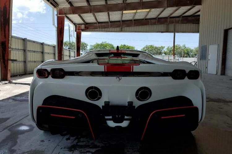 Chiếc siêu xe Ferrari SF90 Stradale và Rolls-Royce Cullinan cùng mang màu trắng, cùng được kéo ra từ 1 garage để xe bị nước lũ nhấn chìm và cả 2 đang được đấu giá để tìm người mua mới.