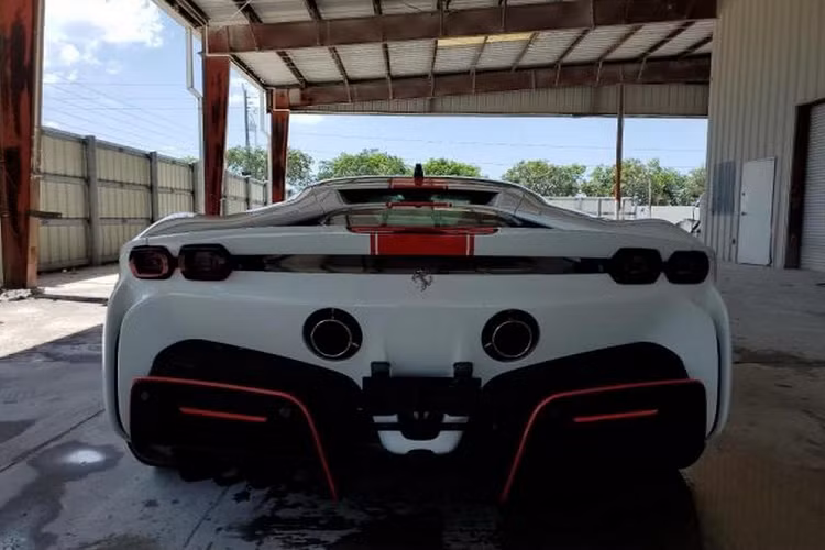 Chiếc siêu xe Ferrari SF90 Stradale và Rolls-Royce Cullinan cùng mang màu trắng, cùng được kéo ra từ 1 garage để xe bị nước lũ nhấn chìm và cả 2 đang được đấu giá để tìm người mua mới.