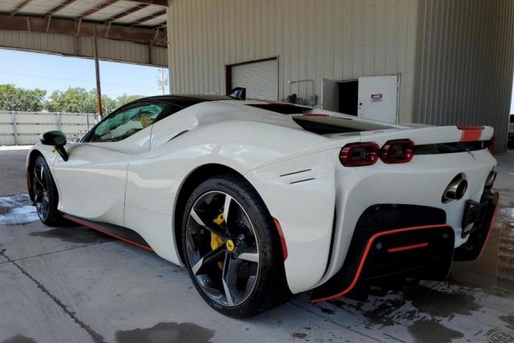 Mức giá bộ đôi xe triệu đô ngập nước này có thể chỉ rẻ hơn 1/2 so với giá xe mới nhưng "sức khỏe" của 2 xe sau khi bị nước lũ nhấn chìm có thể khiến người mua phải trả phí sửa chữa tương đương hoặc cao hơn giá xe mới.