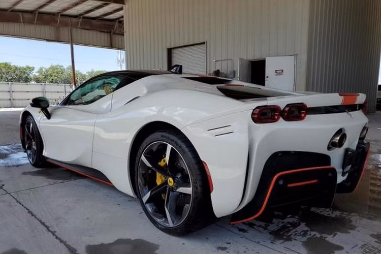 Mức giá bộ đôi xe triệu đô ngập nước này có thể chỉ rẻ hơn 1/2 so với giá xe mới nhưng "sức khỏe" của 2 xe sau khi bị nước lũ nhấn chìm có thể khiến người mua phải trả phí sửa chữa tương đương hoặc cao hơn giá xe mới.