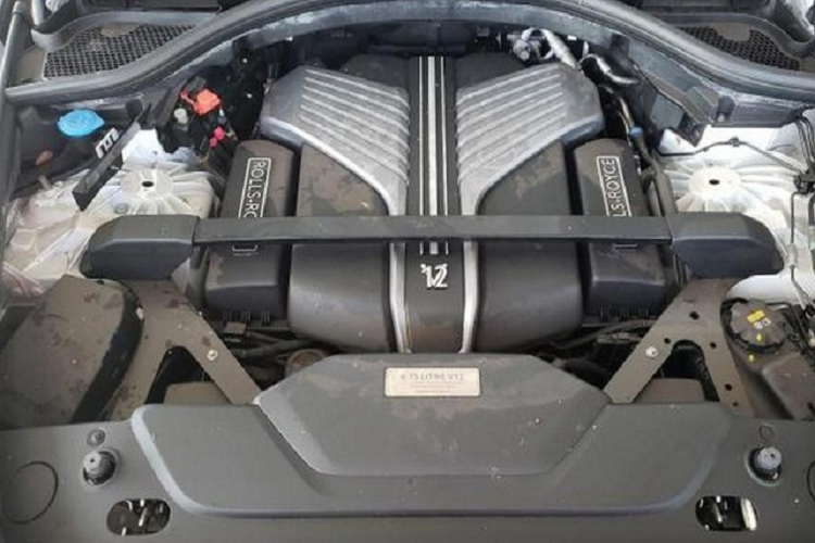 Ngoại thất xe đã được bộ body kit và cánh gió sau hầm hố cùng với logo vô cực xuất hiện giữa 2 hàng ghế sau của xe, rất có thể, đây là Rolls-Royce Cullinan Black Badge.