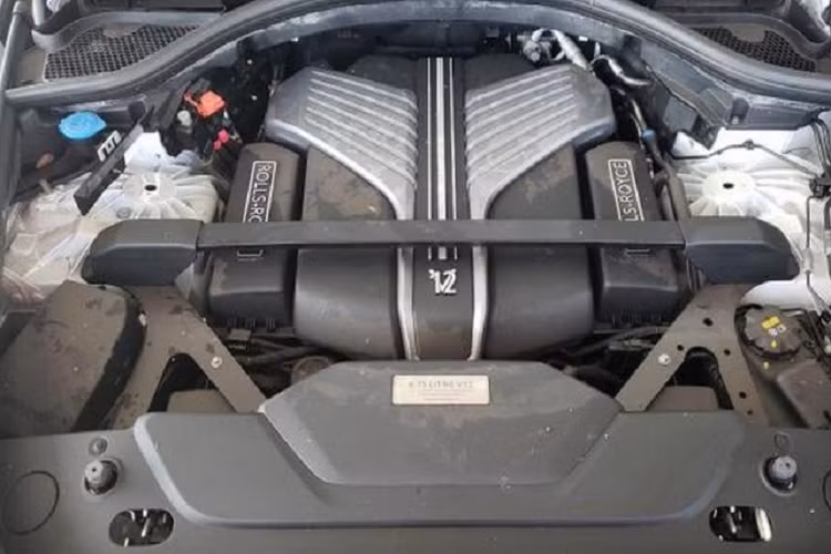 Ngoại thất xe đã được bộ body kit và cánh gió sau hầm hố cùng với logo vô cực xuất hiện giữa 2 hàng ghế sau của xe, rất có thể, đây là Rolls-Royce Cullinan Black Badge.