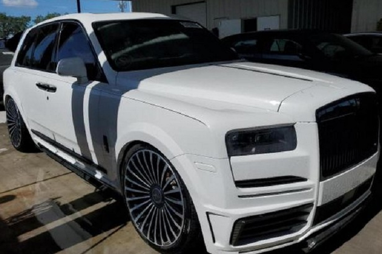 Từ những bức ảnh được đăng lên trang web này, cả 2 chiếc xe đều trông khá đẹp và đã được làm sạch kỹ lưỡng nhưng những gì mà các cơn bão tàn phá, việc mua 1 trong 2 chiếc xe này về sửa chữa và sử dụng nghe có vẻ khá đáng sợ và tốn kém.