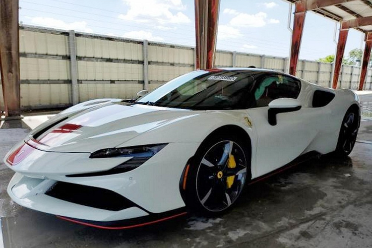 Các trận bão lớn và cuồng phong đổ bộ vào Florida vào mùa hè này, gây ra thiệt hại nặng nề và phá hủy nhiều chiếc xe rất đắt tiền. 2 chiếc xe như vậy, 1 là Ferrari SF90 Stradale đời 2021 và Rolls-Royce Cullinan 2021 ngập nước đã được sửa đổi. Mới đây chúng đều đã xuất hiện trên 1 trang chuyên rao bán các xe tai nạn.