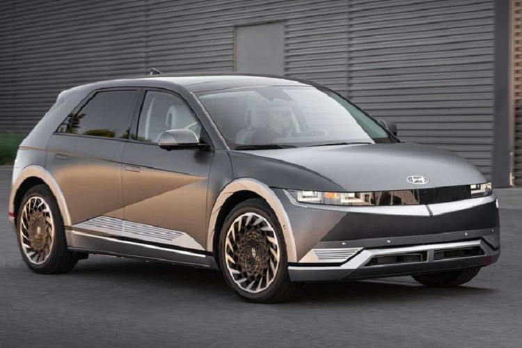 10.Hyundai: Shooting Star Bên cạnh Digital Teal, màu Shooting Star cũng là màu sơn tiêu chuẩn trên Ioniq 5. Đó là một màu bạc sẫm kết hợp chút ánh kim nổi bật. Thay vì màu đen hoặc trắng, khá nhiều khách hàng đã lựa chọn màu sơn ngoại thất này.