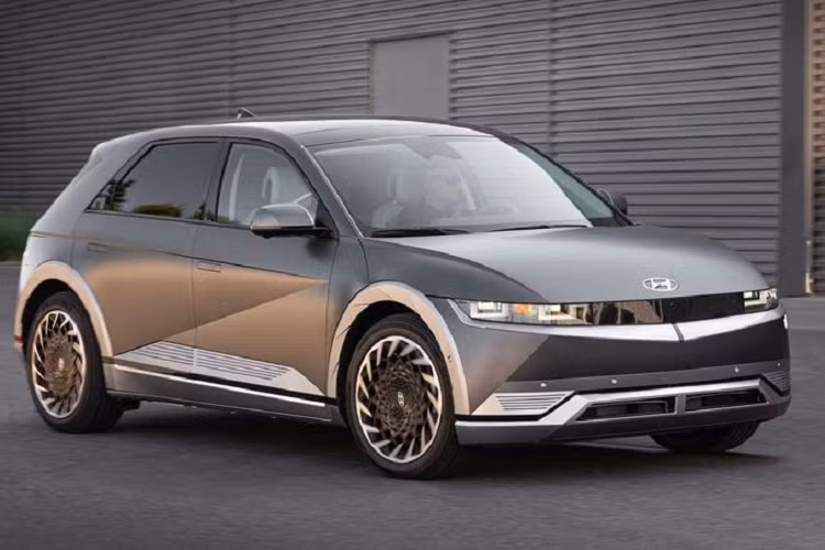 10.Hyundai: Shooting Star Bên cạnh Digital Teal, màu Shooting Star cũng là màu sơn tiêu chuẩn trên Ioniq 5. Đó là một màu bạc sẫm kết hợp chút ánh kim nổi bật. Thay vì màu đen hoặc trắng, khá nhiều khách hàng đã lựa chọn màu sơn ngoại thất này.