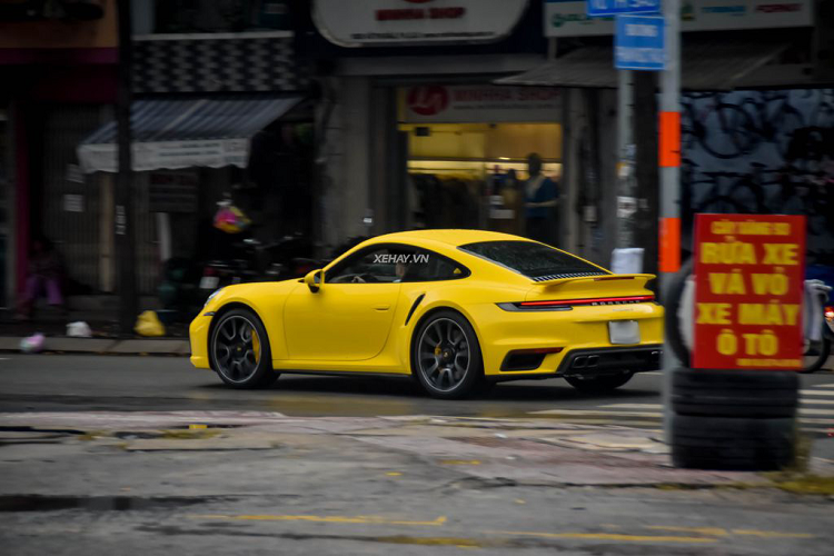 Một số công nghệ hiện đại được tích hợp trên Porsche 911 Turbo S bao gồm: hệ thống treo thích ứng Porsche Active Suspension Management, vi sai chống trượt trung tâm và cho cầu sau, hệ thống kiểm soát khung gầm Porsche Dynamic Chassis Control, chức năng đánh lái bánh sau theo vận tốc, phanh gốm,…