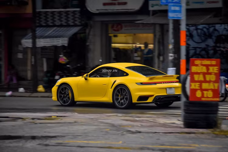 Một số công nghệ hiện đại được tích hợp trên Porsche 911 Turbo S bao gồm: hệ thống treo thích ứng Porsche Active Suspension Management, vi sai chống trượt trung tâm và cho cầu sau, hệ thống kiểm soát khung gầm Porsche Dynamic Chassis Control, chức năng đánh lái bánh sau theo vận tốc, phanh gốm,…