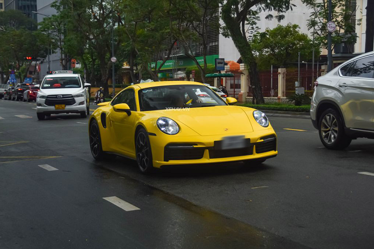 Ngoài thiết kế đèn pha trước và đèn hậu tương đồng với những mẫu 911 khác, biến thể cao cấp và mạnh mẽ nhất trong các dòng xe hai cửa của Porsche sở hữu một số điểm nhấn để dễ dàng phân biệt như hốc gió bên hông, gương cùng dòng chữ "911 Turbo S" nổi bật ở giữa cản sau.