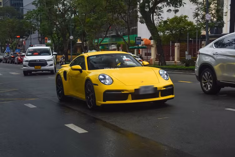 Ngoài thiết kế đèn pha trước và đèn hậu tương đồng với những mẫu 911 khác, biến thể cao cấp và mạnh mẽ nhất trong các dòng xe hai cửa của Porsche sở hữu một số điểm nhấn để dễ dàng phân biệt như hốc gió bên hông, gương cùng dòng chữ "911 Turbo S" nổi bật ở giữa cản sau.