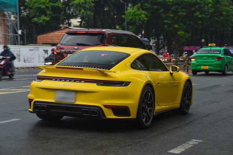 Bên trong cabin, chiếc Porsche 911 Turbo S thế hệ 992 màu vàng “nắng” này có hệ thống ghế ngồi được bọc da nappa cao cấp chỉnh điện 18 hướng. Những trang bị tiêu chuẩn có thể kể đến trên Porsche 911 Turbo S gồm: hệ thống màn hình giải trí kích thước 10,9 inch, màn hình công-tơ-mét dạng LCD, ốp trang trí carbon,... .