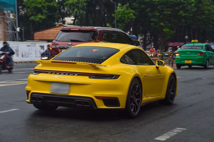 Bên trong cabin, chiếc Porsche 911 Turbo S thế hệ 992 màu vàng “nắng” này có hệ thống ghế ngồi được bọc da nappa cao cấp chỉnh điện 18 hướng. Những trang bị tiêu chuẩn có thể kể đến trên Porsche 911 Turbo S gồm: hệ thống màn hình giải trí kích thước 10,9 inch, màn hình công-tơ-mét dạng LCD, ốp trang trí carbon,... .