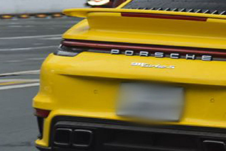 Cung cấp “sức mạnh” cho Porsche 911 Turbo S là khối động cơ 6 xy-lanh (F6), dung tích 3.8L, tăng áp kép, sản sinh công suất tối đa lên đến 641 mã lực và mô-men xoắn cực đại 800 Nm. Đi cùng hộp số tự động ly hợp kép PDK 8 cấp và hệ dẫn động 4 bánh toàn thời gian là trang bị tiêu chuẩn.