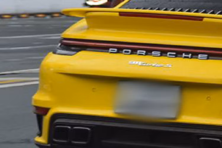 Cung cấp “sức mạnh” cho Porsche 911 Turbo S là khối động cơ 6 xy-lanh (F6), dung tích 3.8L, tăng áp kép, sản sinh công suất tối đa lên đến 641 mã lực và mô-men xoắn cực đại 800 Nm. Đi cùng hộp số tự động ly hợp kép PDK 8 cấp và hệ dẫn động 4 bánh toàn thời gian là trang bị tiêu chuẩn.