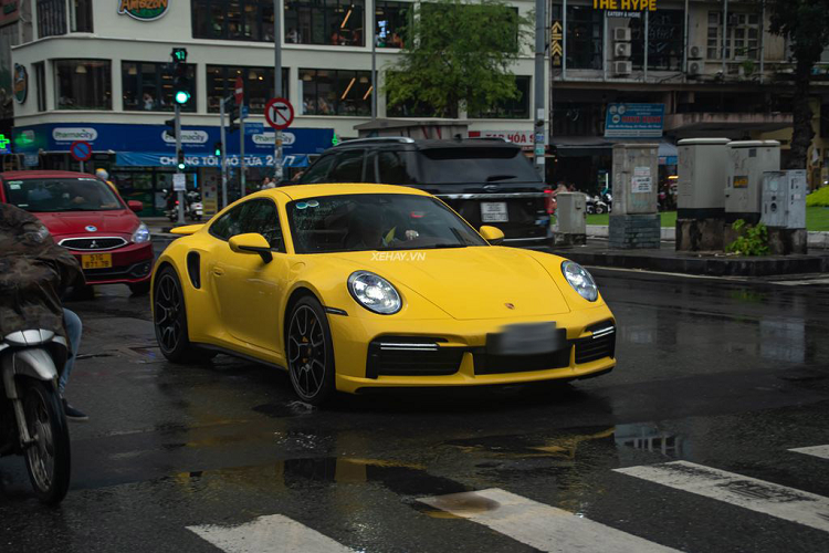 Là phiên bản mạnh nhất của dòng xe 911, Porsche 911 Turbo S thế hệ 992 đã được tích hợp thêm một cánh gió cỡ lớn phía sau nhằm tối đa hoá yếu tố khí động học của xe, đặc biệt là ở dải vận tốc lớn. So với thế hệ trước, cản trước của 911 Turbo S đời 992 được tinh chỉnh đôi chút và có thêm hốc gió để cải thiện khả năng làm mát.